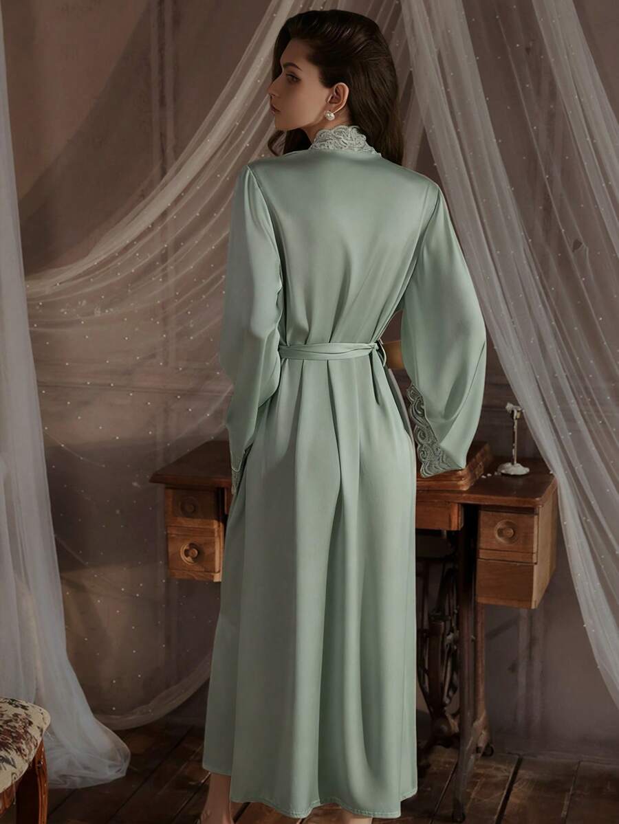 Elegantni satenski ogrtač  sa mekim čipkastim rubom