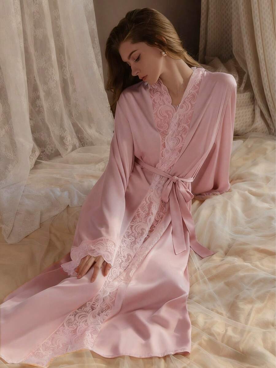 Elegantni satenski ogrtač  sa mekim čipkastim rubom