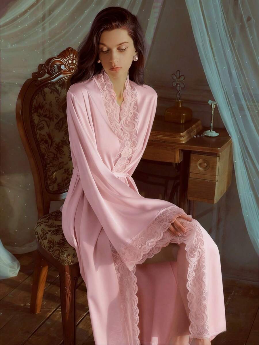 Elegantni satenski ogrtač  sa mekim čipkastim rubom