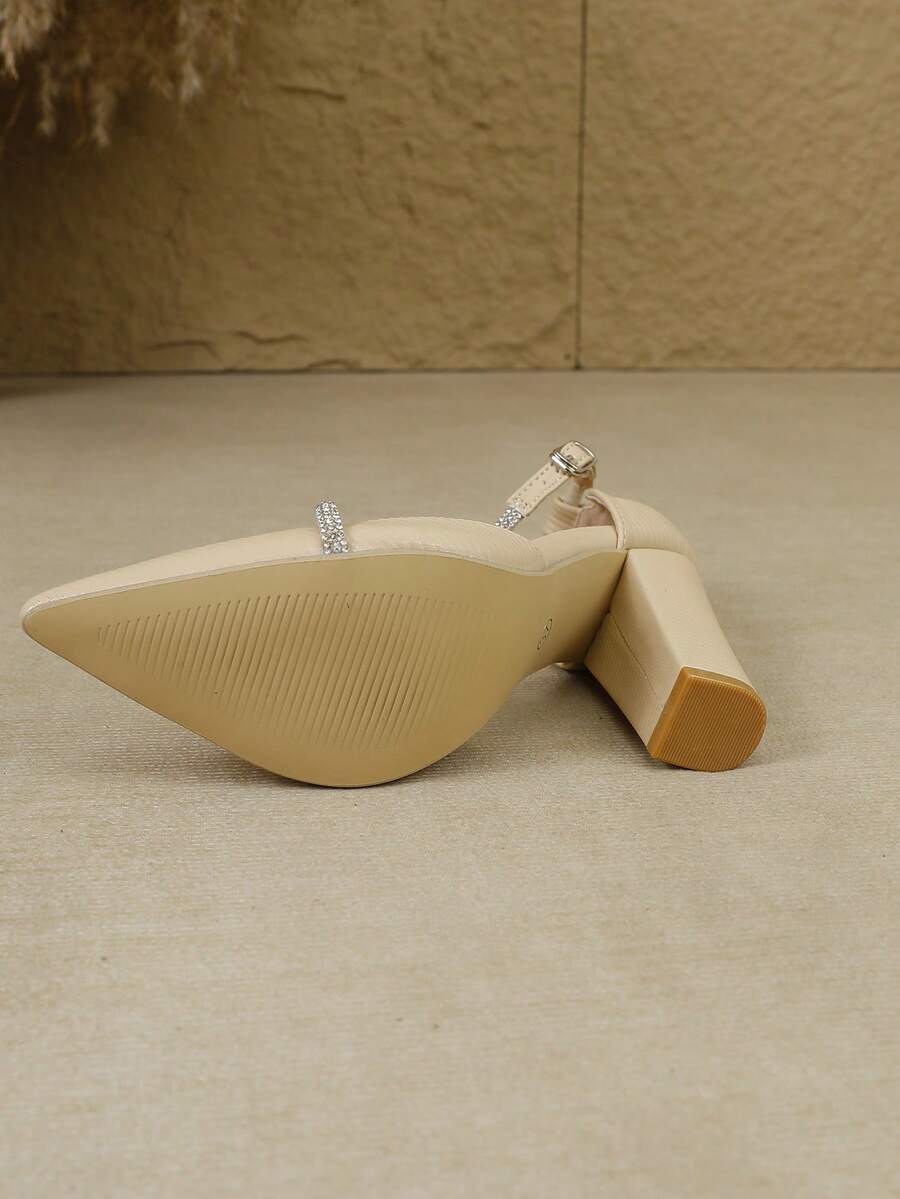 Ženske cipele sa špicastim vrhom i stiletto potpeticom, elegantne