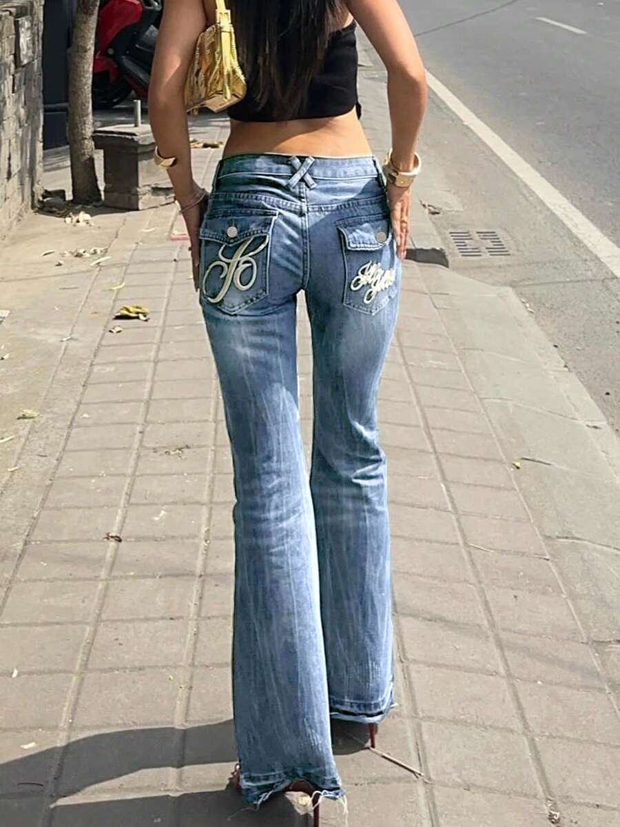 Ženske uske farmerke sa vezenim džepovima, niskim strukom i širokim nogavicama