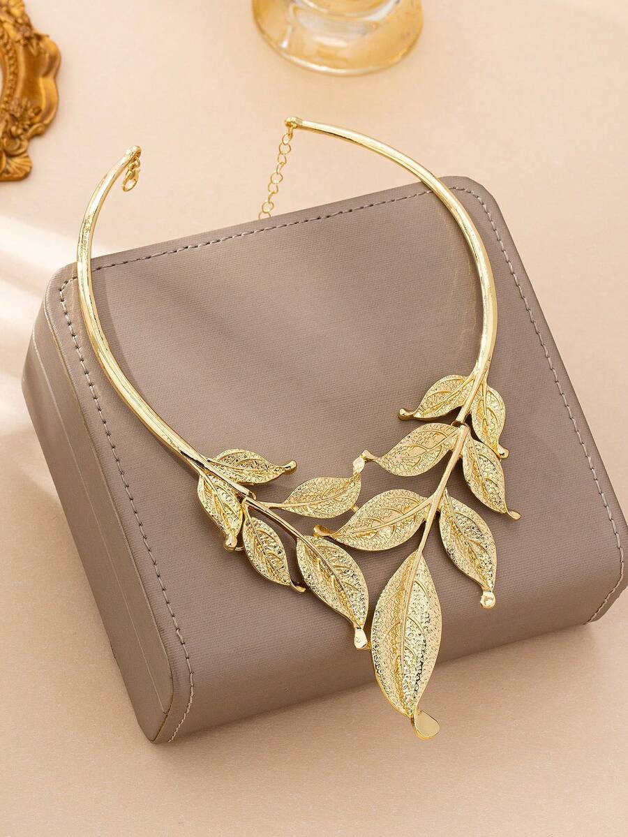 Elegantna choker ogrlica sa preuveličanim listom