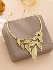 Elegantna choker ogrlica sa preuveličanim listom