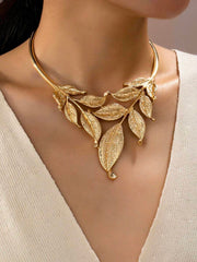 Elegantna choker ogrlica sa preuveličanim listom