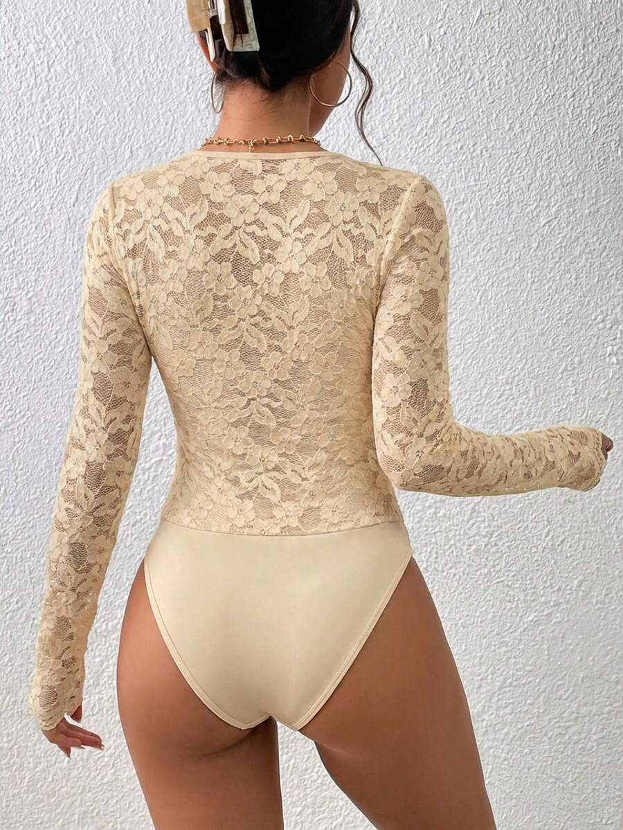 Elegantan  čipkani bodi sa kontrastnim čipkastim rubom