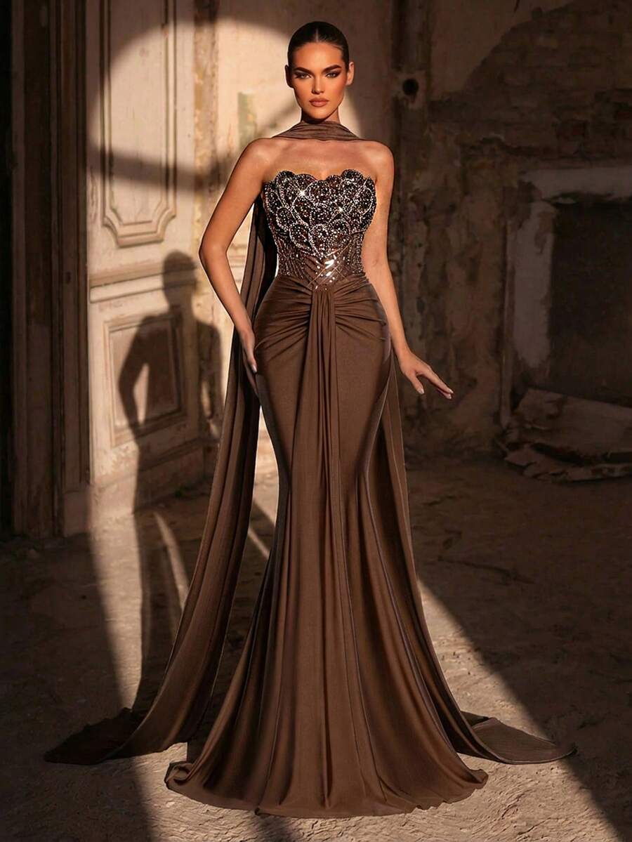 Elegantna luksuzna haljina od elastičnog materijala sa perlicama