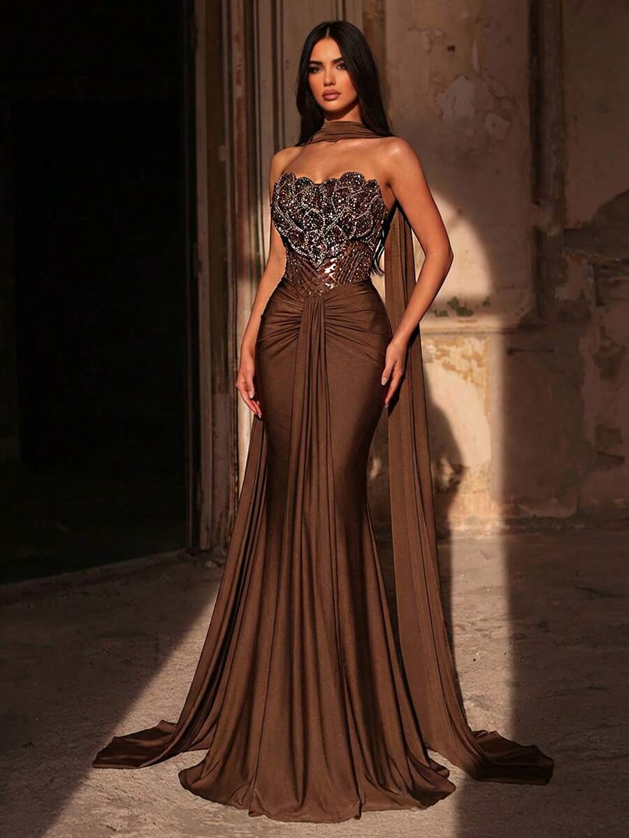 Elegantna luksuzna haljina od elastičnog materijala sa perlicama