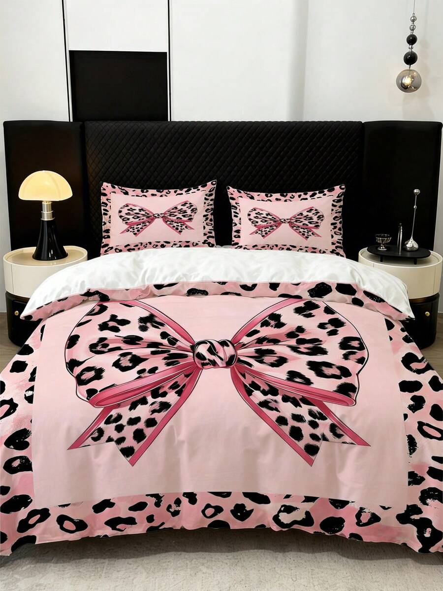 Set posteljine sa leopard printom i mašnom, 3 komada (1 navlaka za jorgan + 2 jastučnice, jorgan nije uključen)