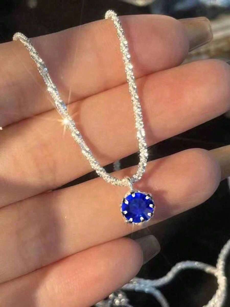 Zlatni privesak sa jednim dijamantom