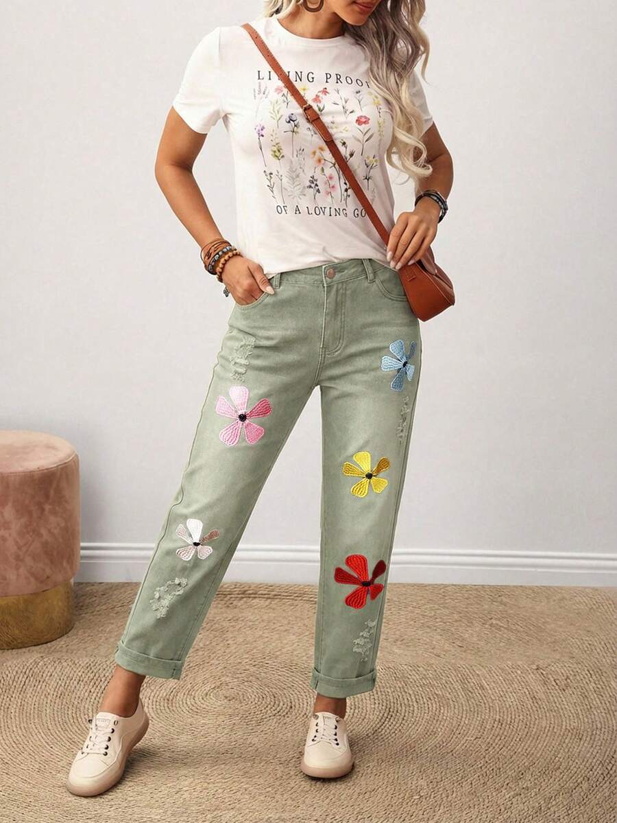 Ležerne farmerke sa cvetnim vezom, džepovima
