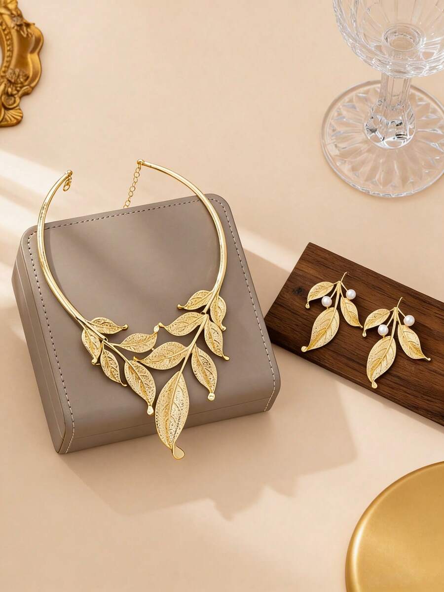 Elegantna choker ogrlica sa preuveličanim listom