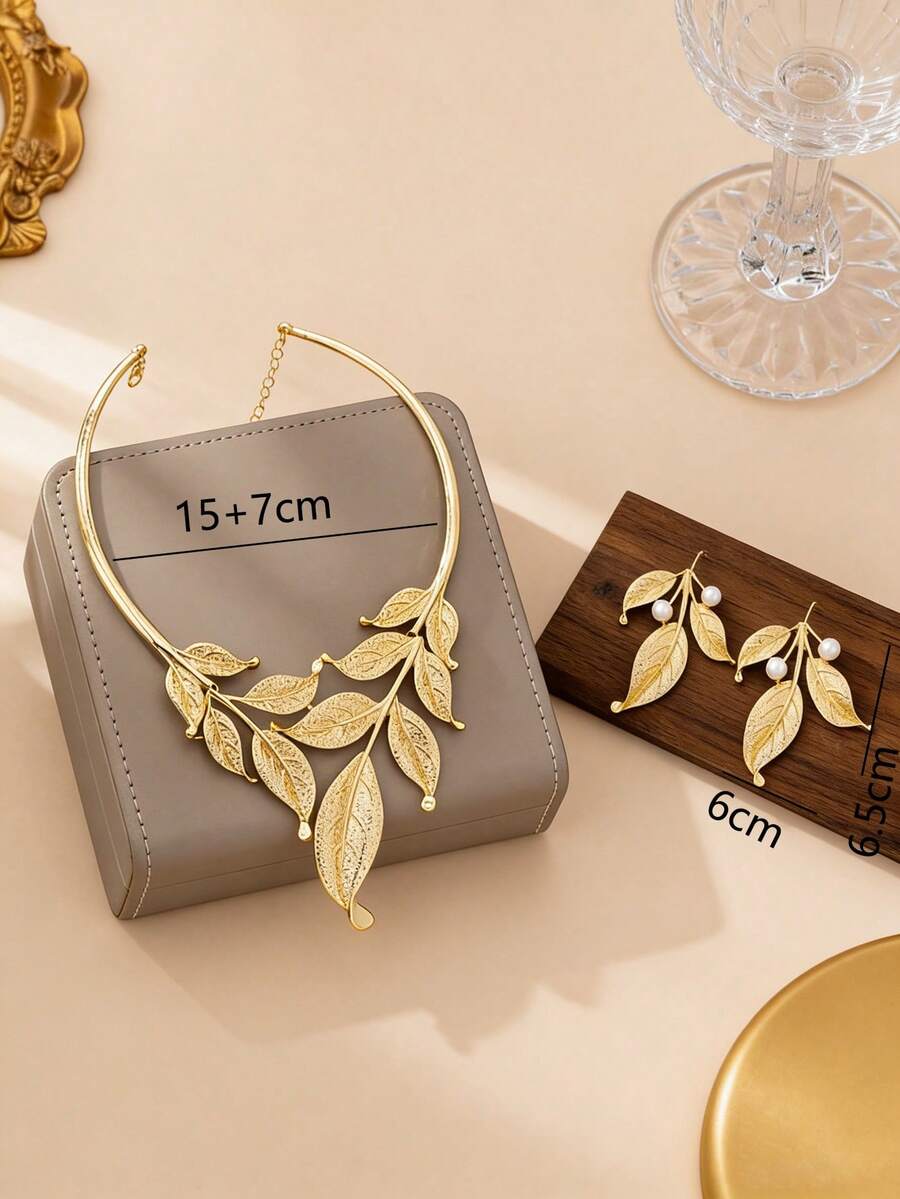 Elegantna choker ogrlica sa preuveličanim listom