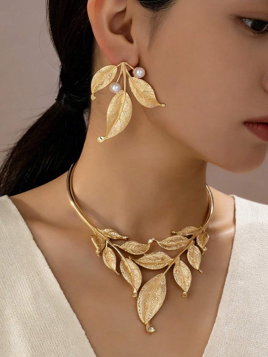 Elegantna choker ogrlica sa preuveličanim listom