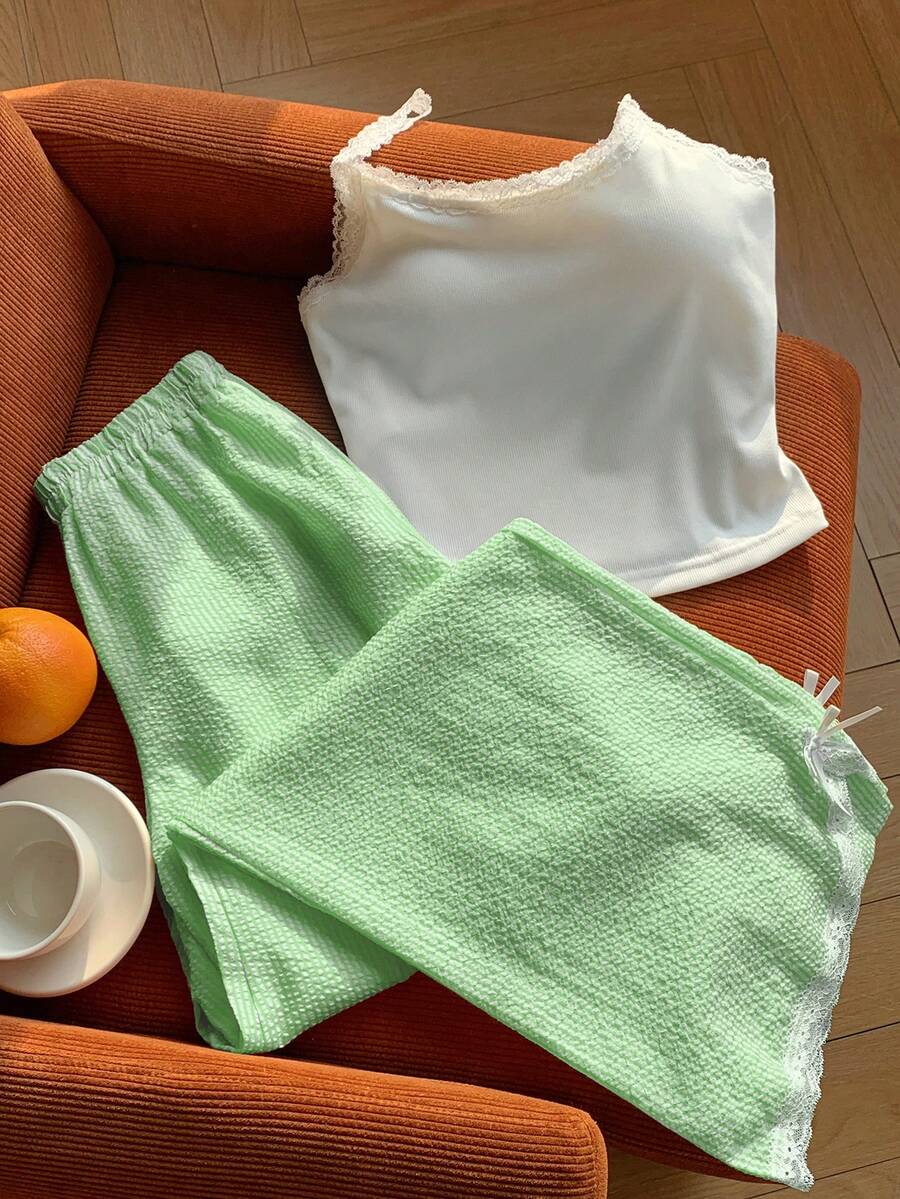 Ženski komplet  Majica sa Čipkastim Rubom i Prugaste Pantalone
