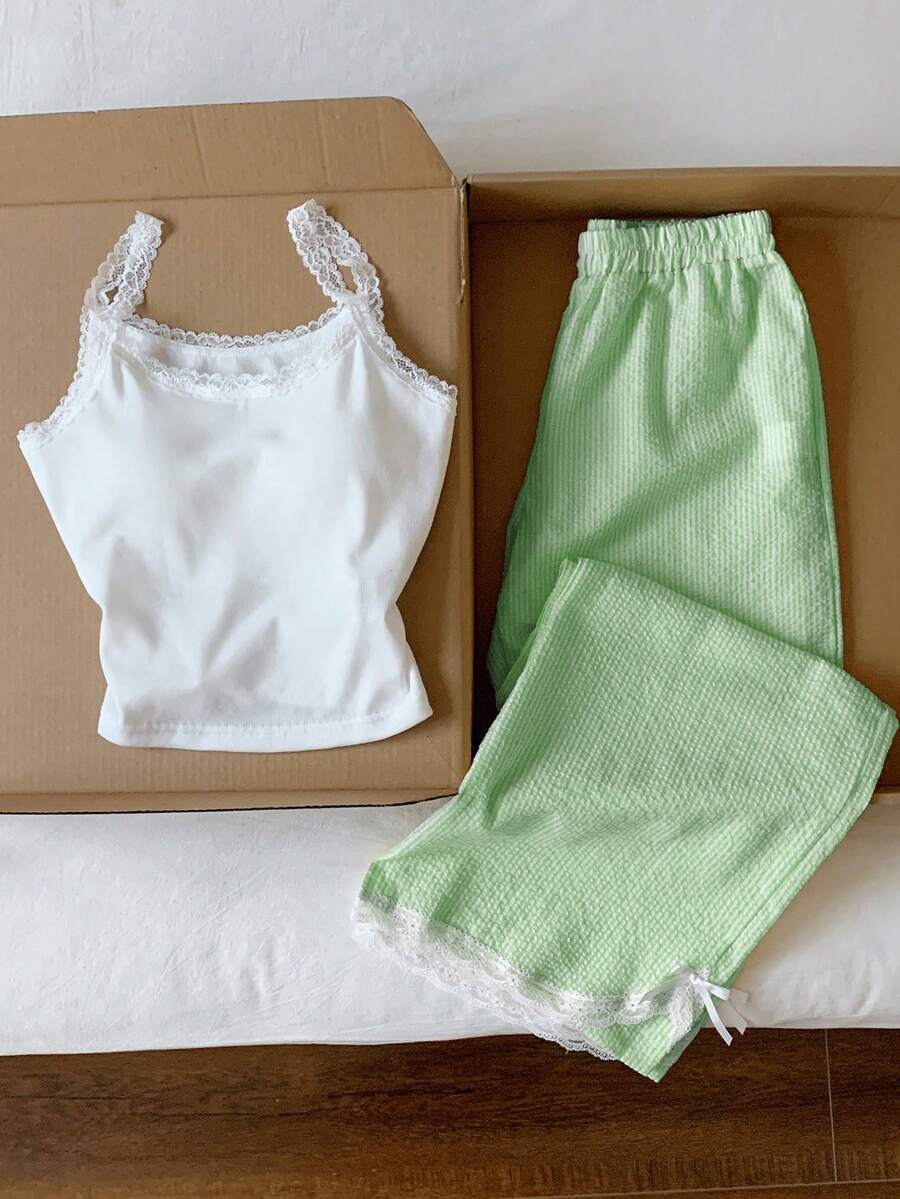 Ženski komplet  Majica sa Čipkastim Rubom i Prugaste Pantalone