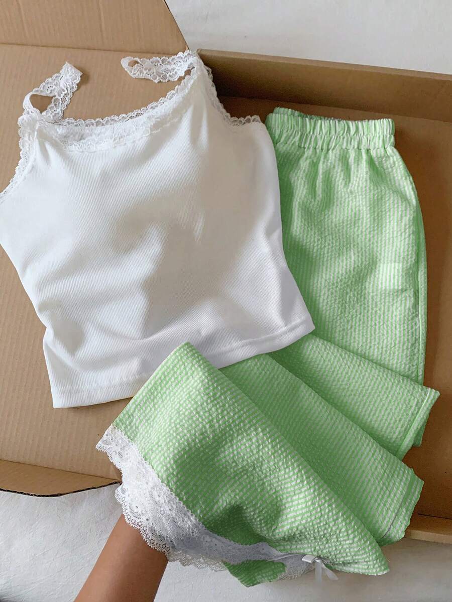Ženski komplet  Majica sa Čipkastim Rubom i Prugaste Pantalone