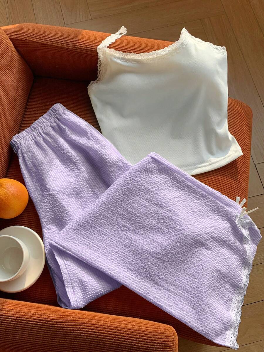 Ženski komplet  Majica sa Čipkastim Rubom i Prugaste Pantalone