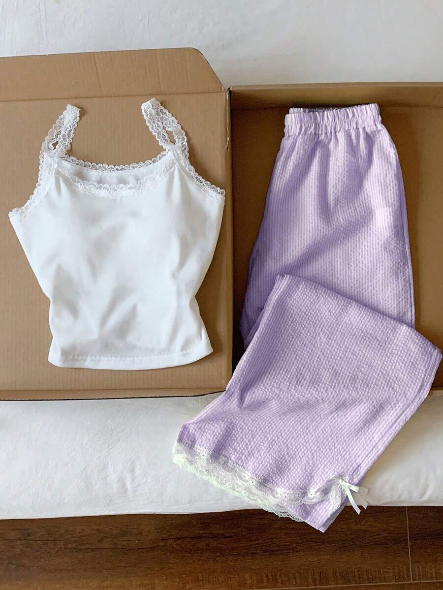 Ženski komplet  Majica sa Čipkastim Rubom i Prugaste Pantalone
