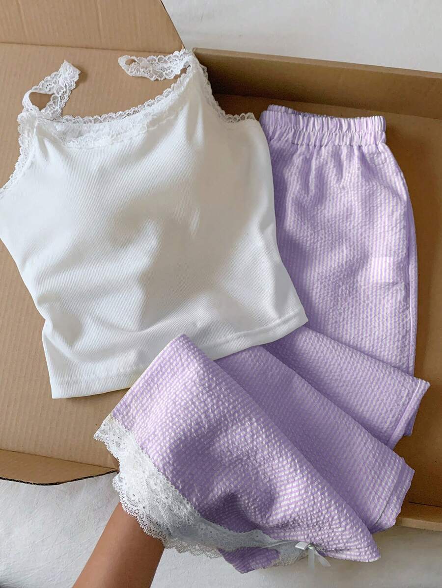 Ženski komplet  Majica sa Čipkastim Rubom i Prugaste Pantalone