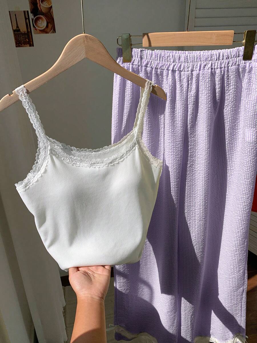 Ženski komplet  Majica sa Čipkastim Rubom i Prugaste Pantalone