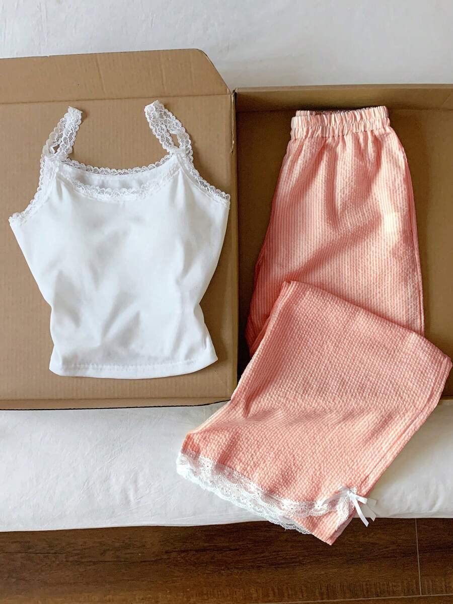 Ženski komplet  Majica sa Čipkastim Rubom i Prugaste Pantalone