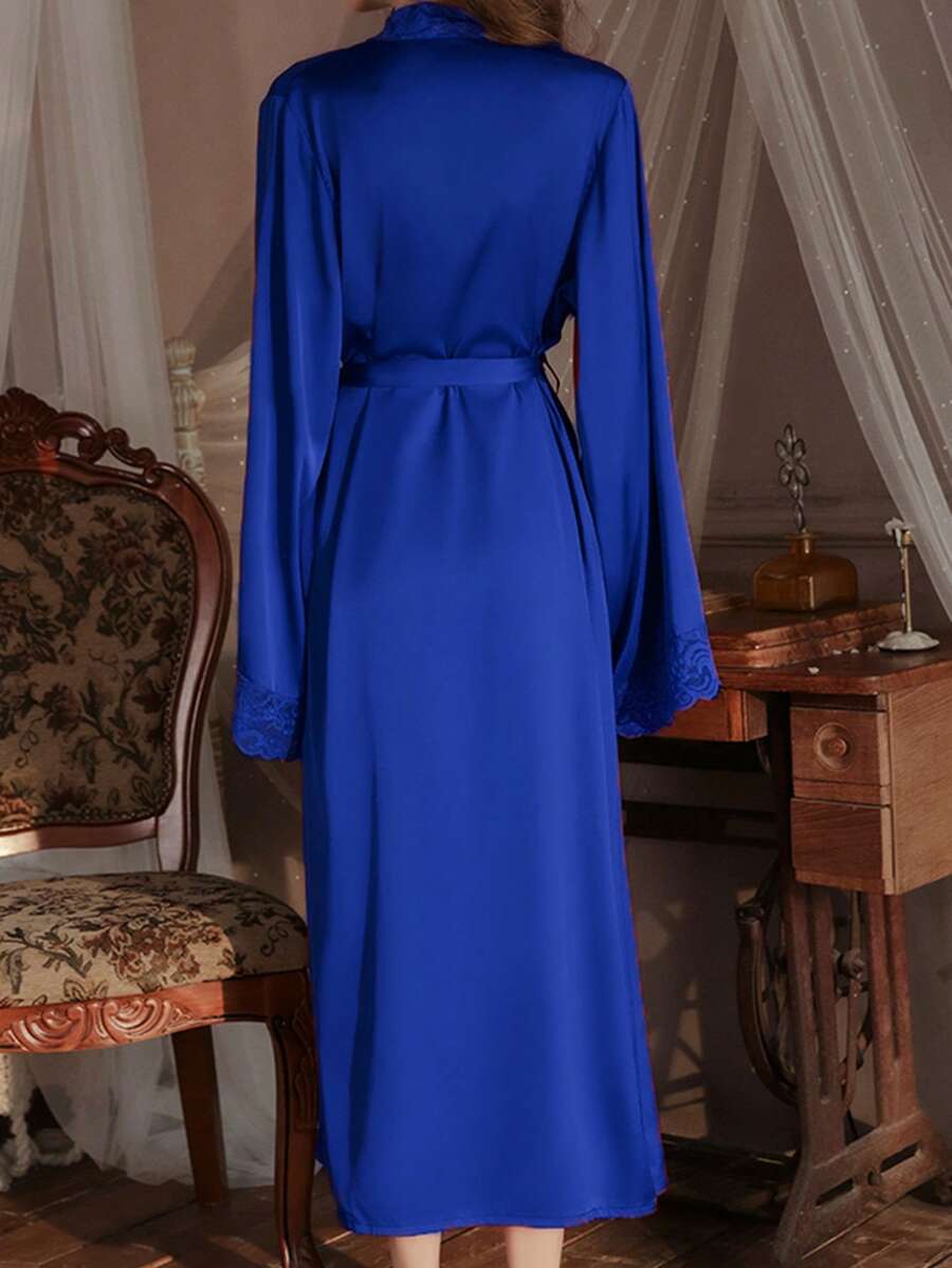 Elegantni satenski ogrtač  sa mekim čipkastim rubom