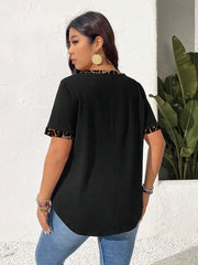 Majica plus size sa leopard printom, kontrastnim ivicama i V-izrezom