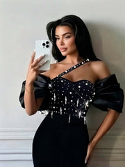 Ženska elegantna pletena koktel haljina sa otvorenim ramenima, asimetrični dizajn, bez rukava