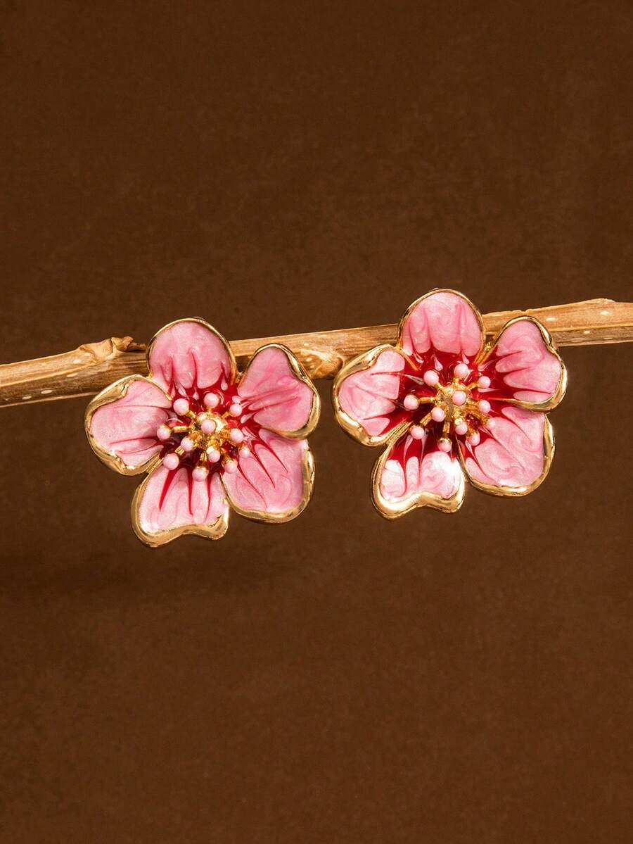 1 par modnih minđuša sa cvetnim motivom