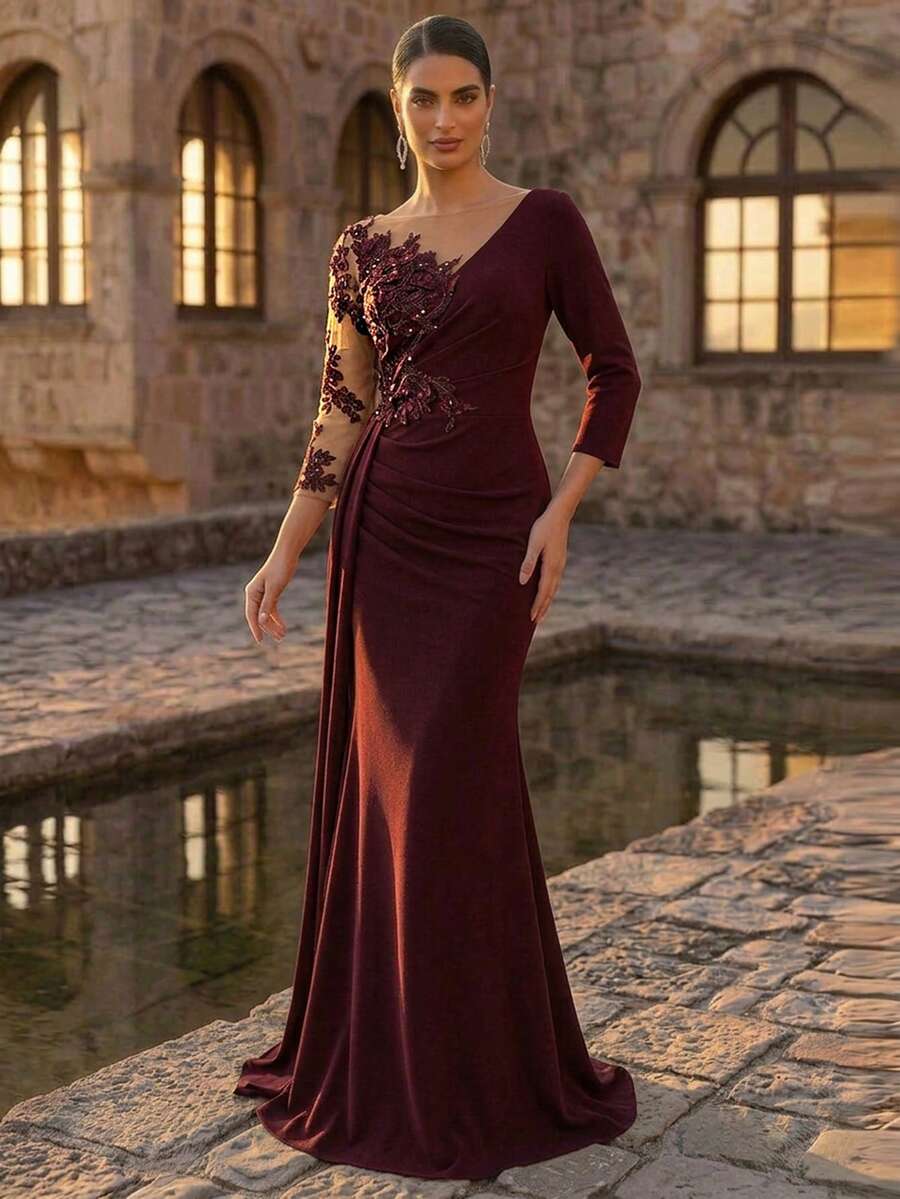 Elegantna luksuzna haljina sa mrežastim rukavima sa perlama, nabranim detaljima i donjim delom u stilu sirene