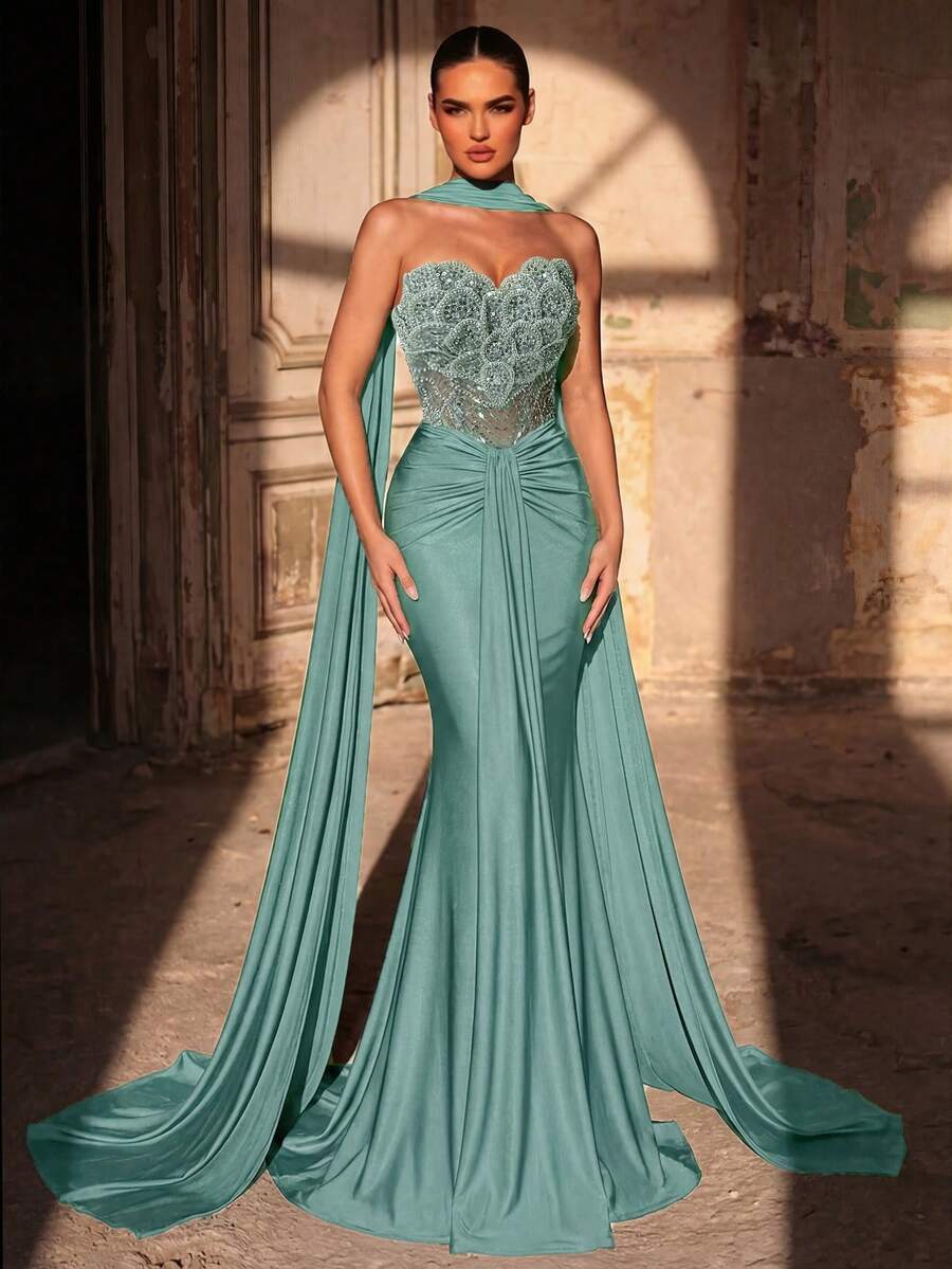 Elegantna luksuzna haljina od elastičnog materijala sa perlicama