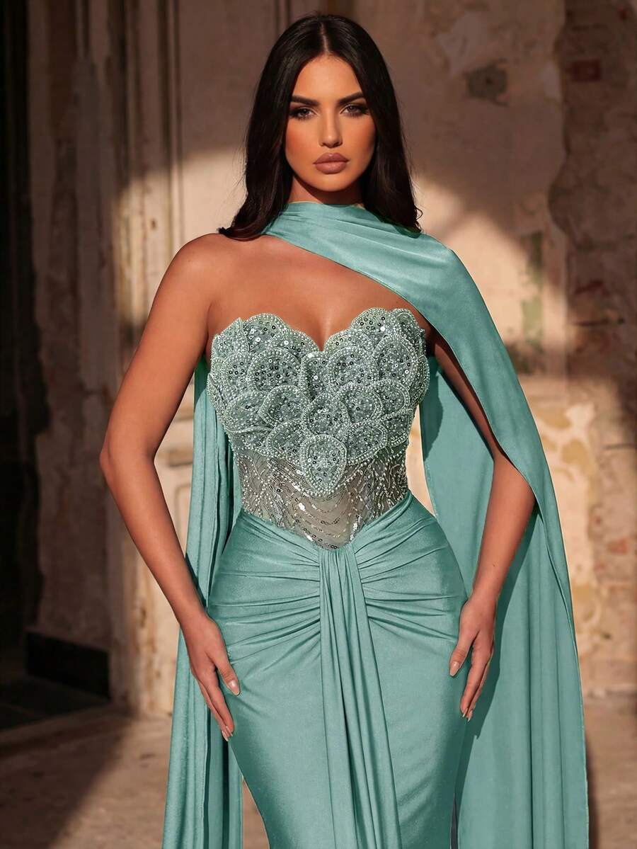 Elegantna luksuzna haljina od elastičnog materijala sa perlicama