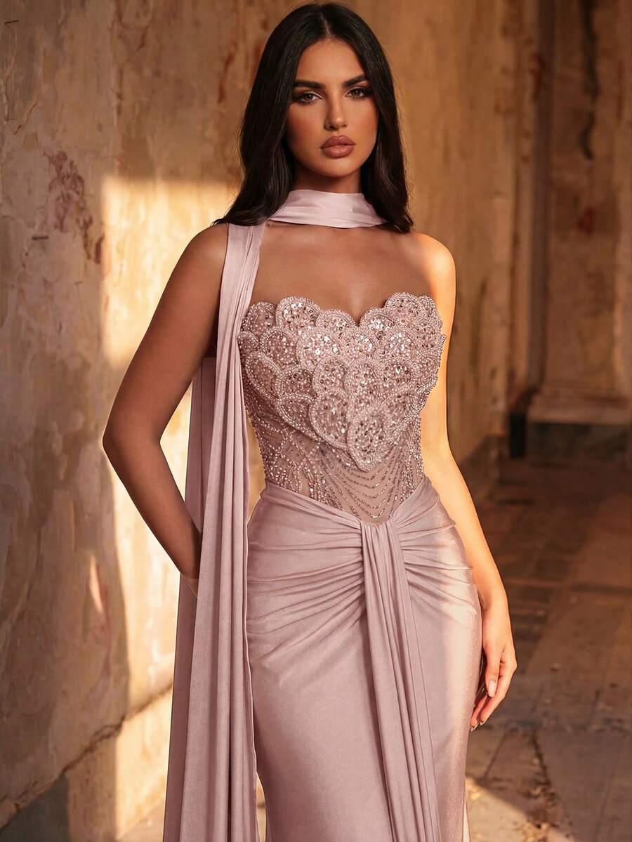 Elegantna luksuzna haljina od elastičnog materijala sa perlicama