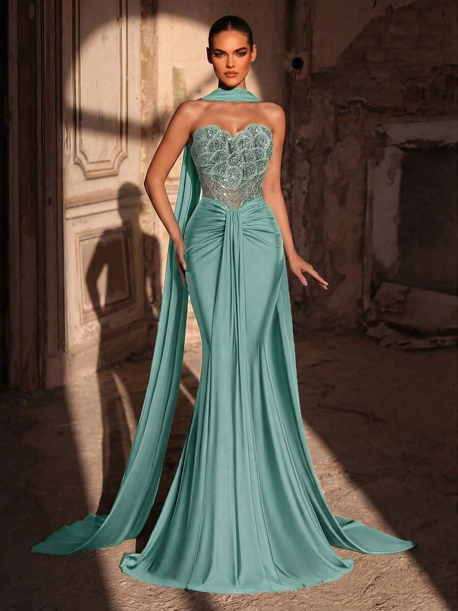 Elegantna luksuzna haljina od elastičnog materijala sa perlicama