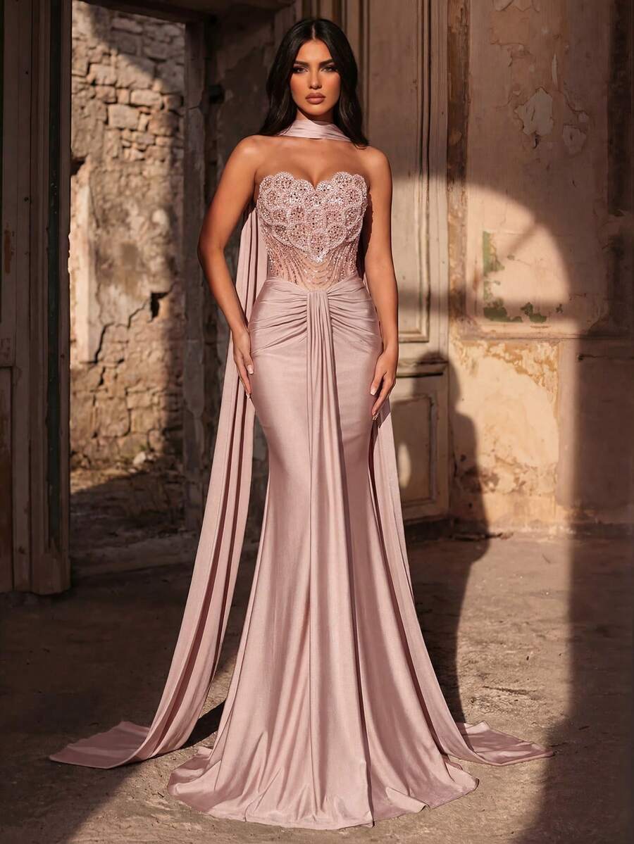 Elegantna luksuzna haljina od elastičnog materijala sa perlicama