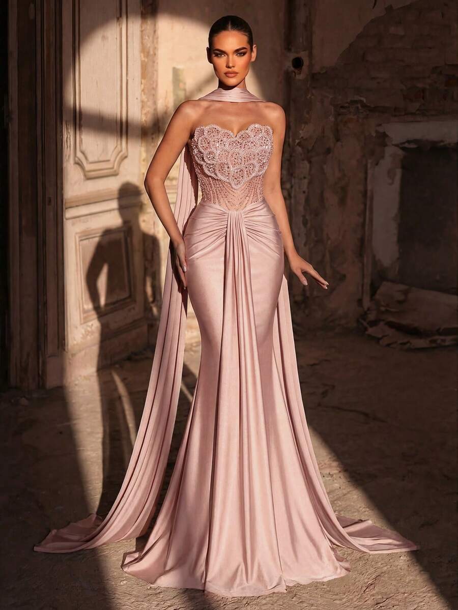 Elegantna luksuzna haljina od elastičnog materijala sa perlicama
