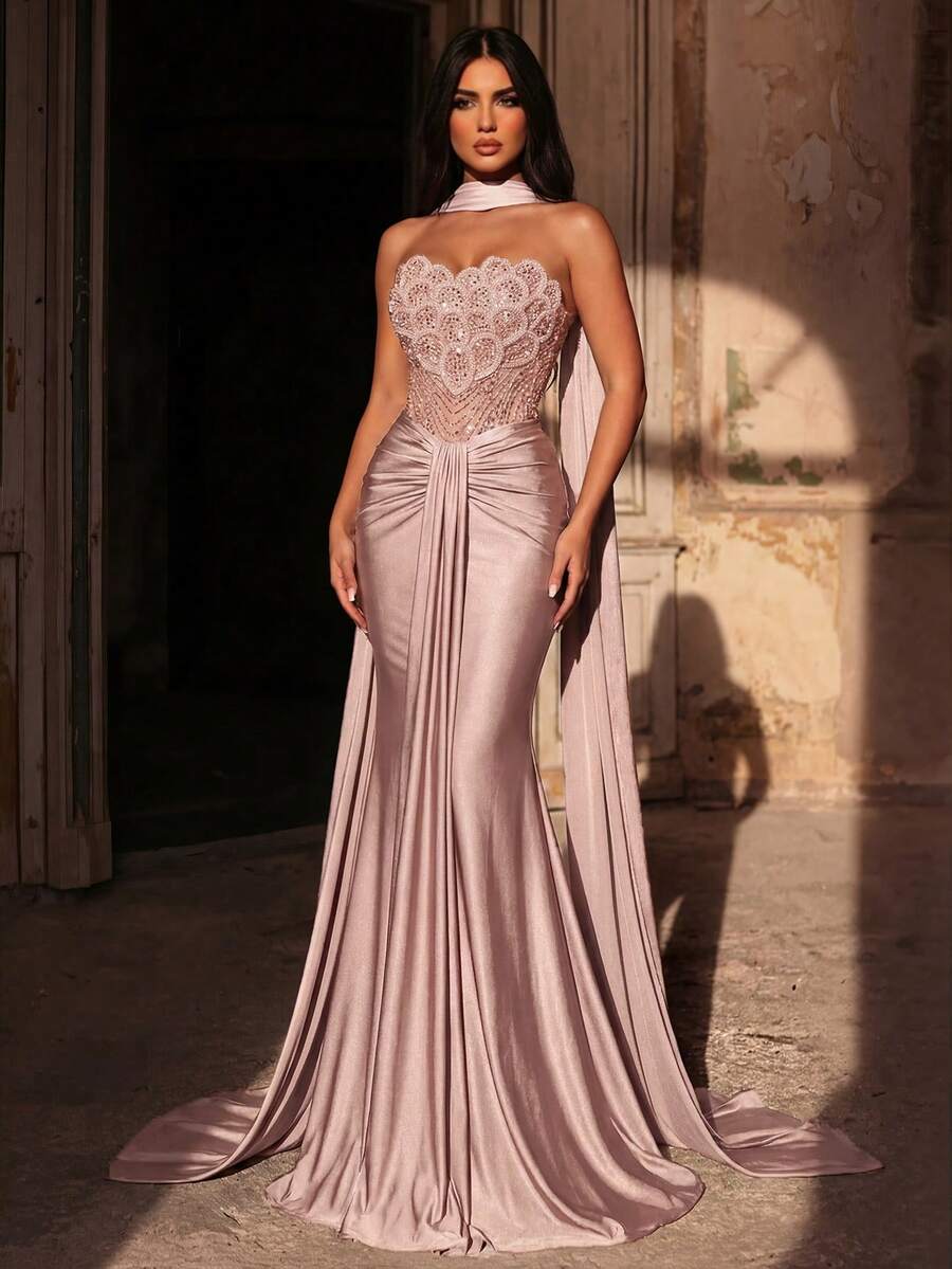 Elegantna luksuzna haljina od elastičnog materijala sa perlicama
