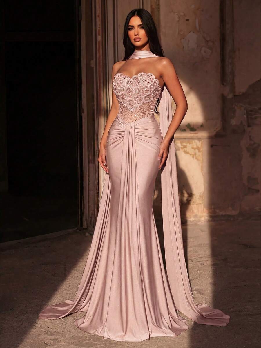 Elegantna luksuzna haljina od elastičnog materijala sa perlicama