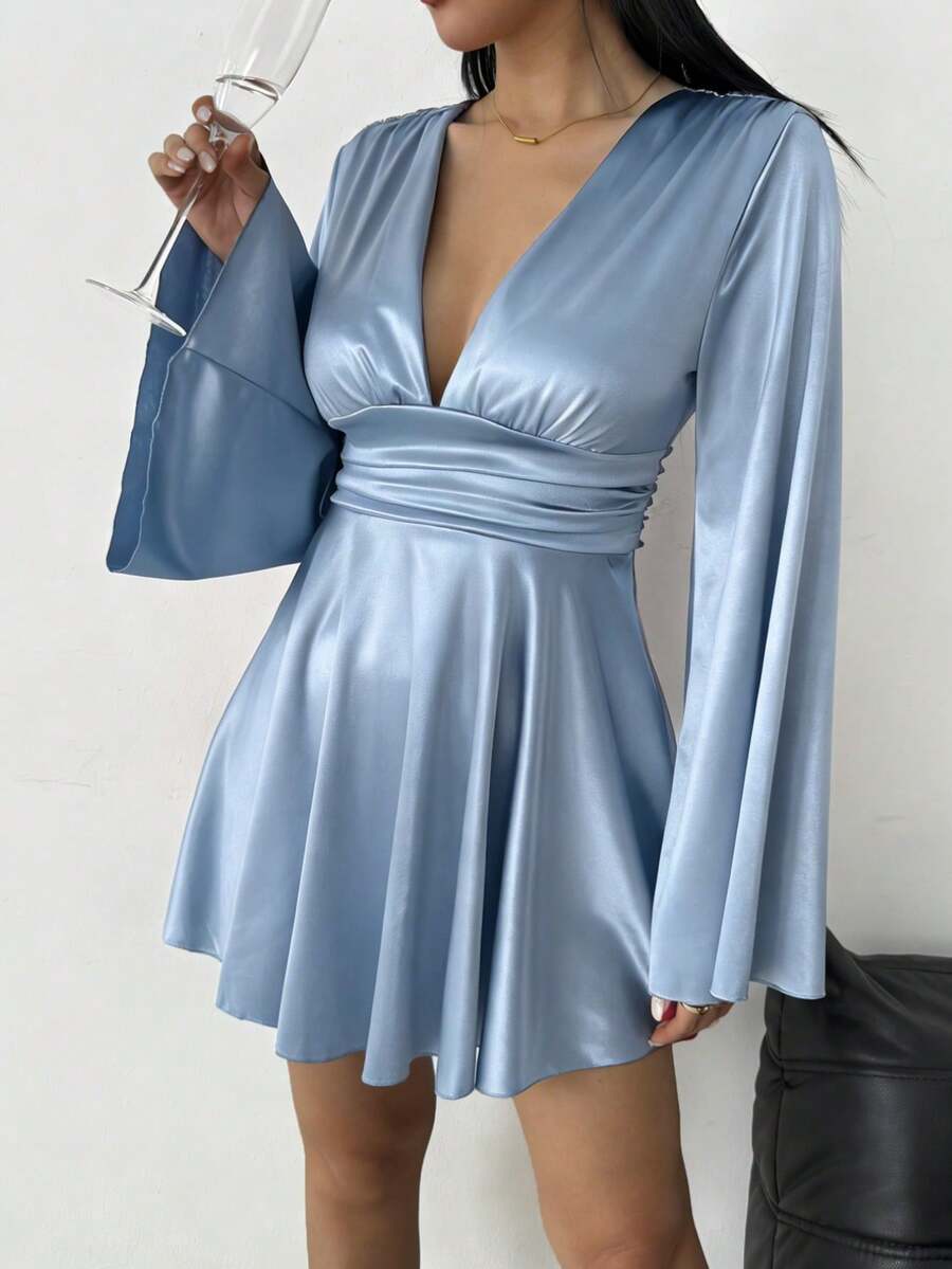 Elegantna Mini Haljina – Ruffles Twist Halter sa V-Izrezom