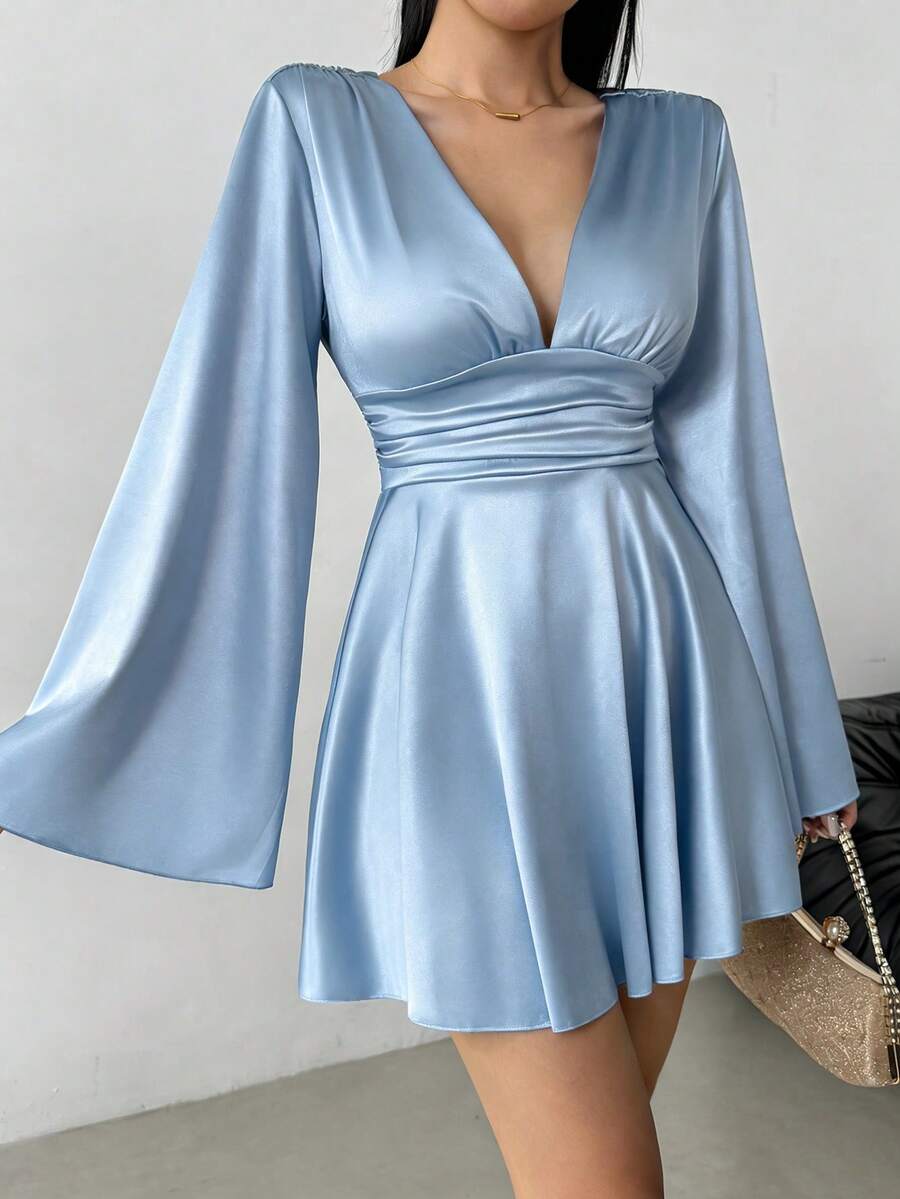 Elegantna Mini Haljina – Ruffles Twist Halter sa V-Izrezom