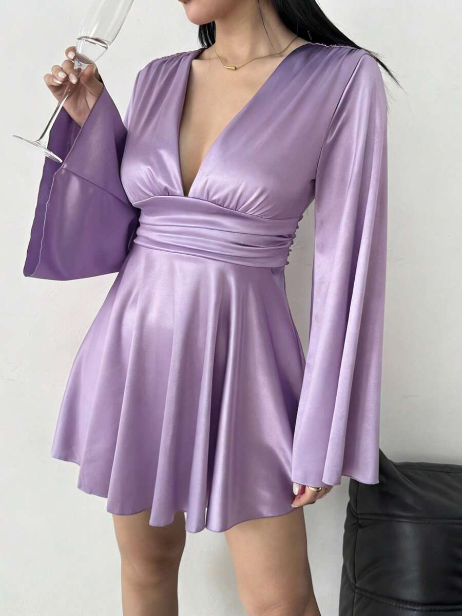 Elegantna Mini Haljina – Ruffles Twist Halter sa V-Izrezom