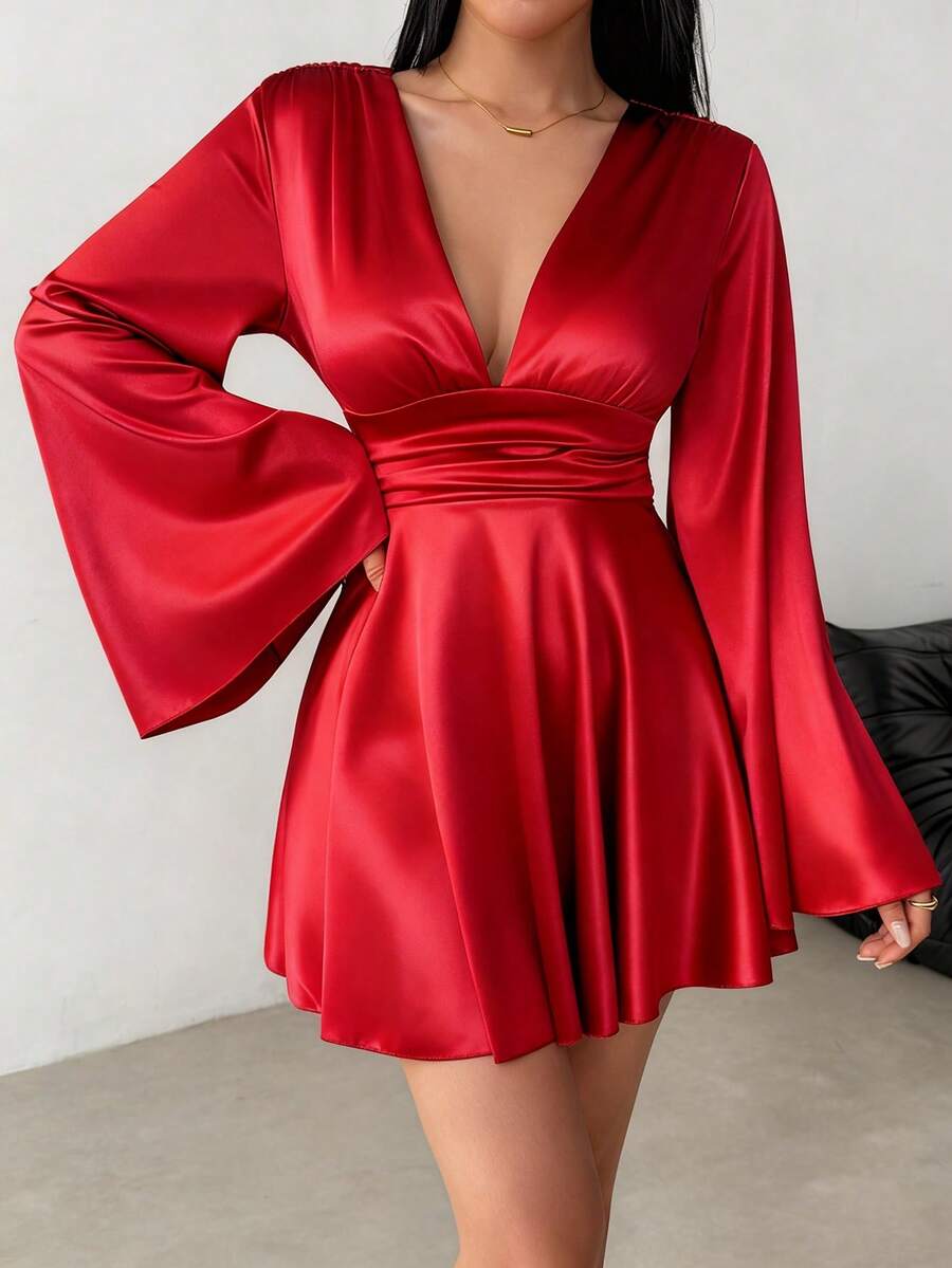Elegantna Mini Haljina – Ruffles Twist Halter sa V-Izrezom