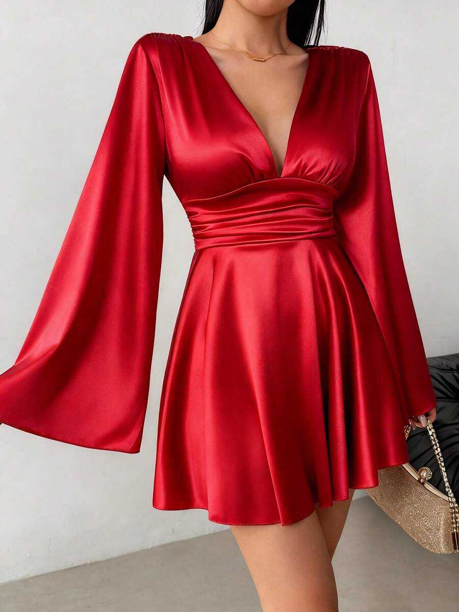 Elegantna Mini Haljina – Ruffles Twist Halter sa V-Izrezom