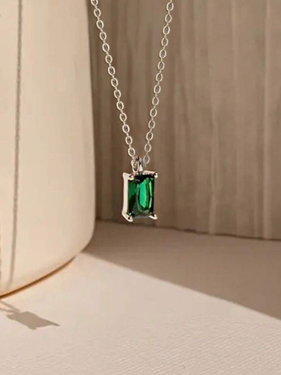 Elegantna ženska ogrlica sa priveskom od kubnog cirkona