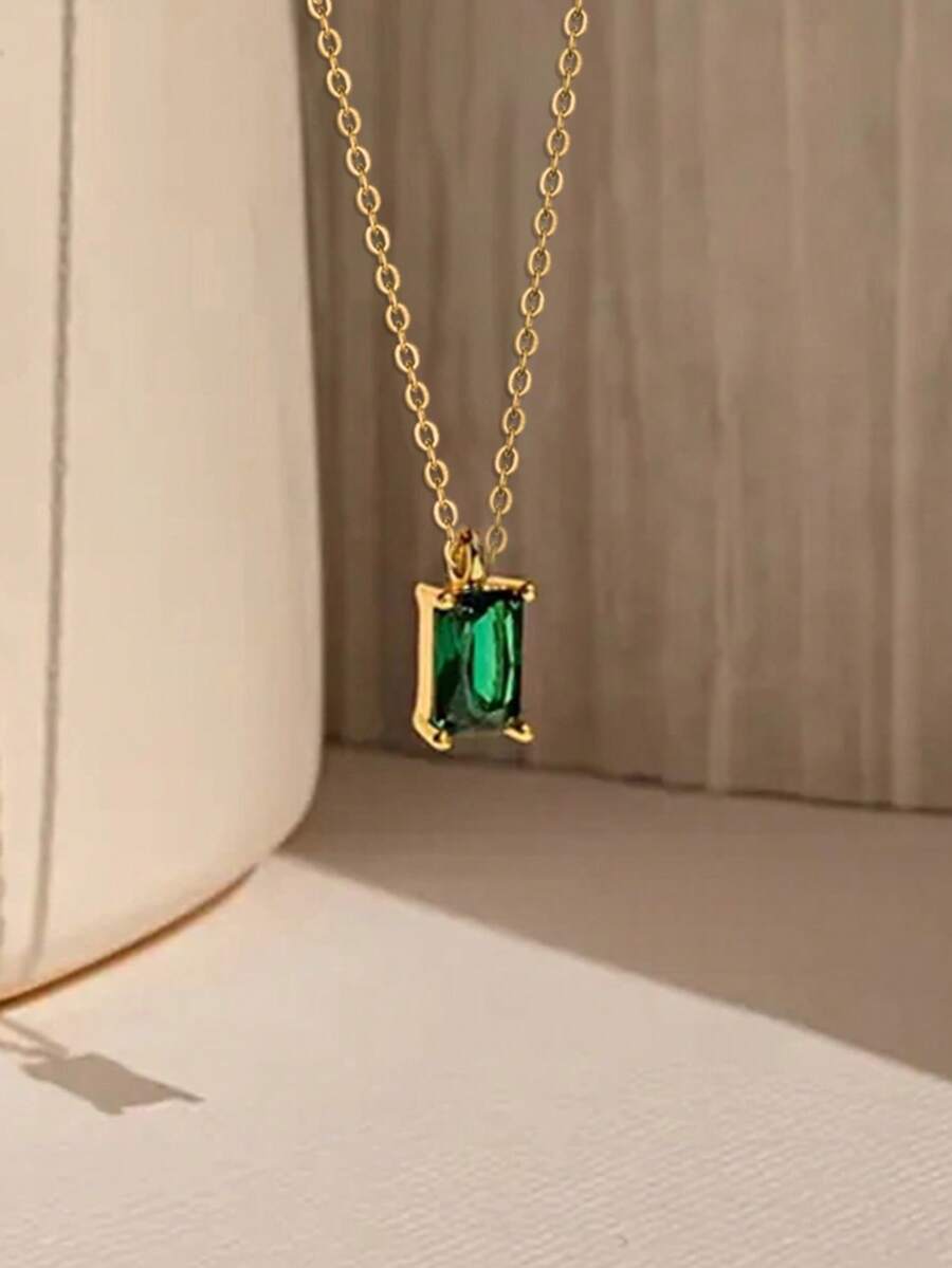 Elegantna ženska ogrlica sa priveskom od kubnog cirkona