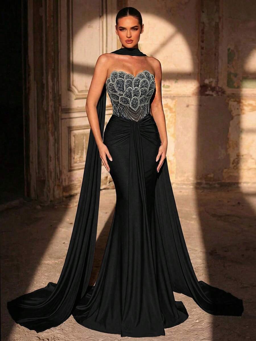 Elegantna luksuzna haljina od elastičnog materijala sa perlicama