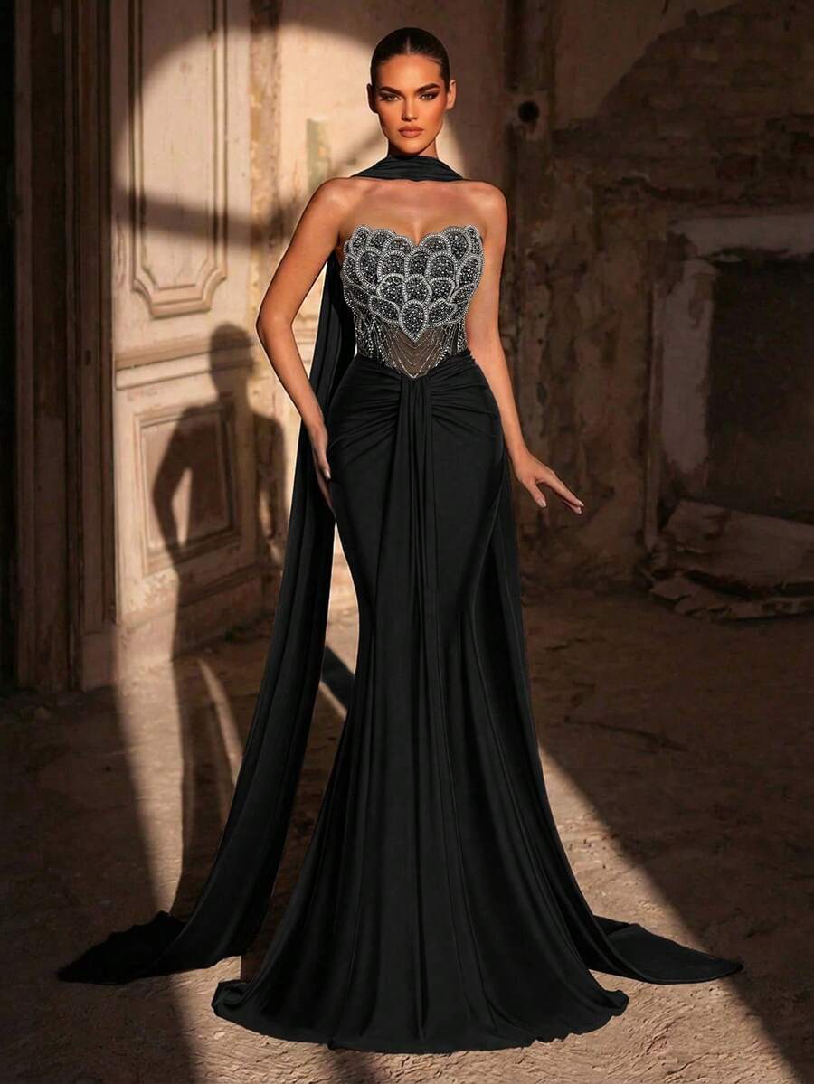 Elegantna luksuzna haljina od elastičnog materijala sa perlicama