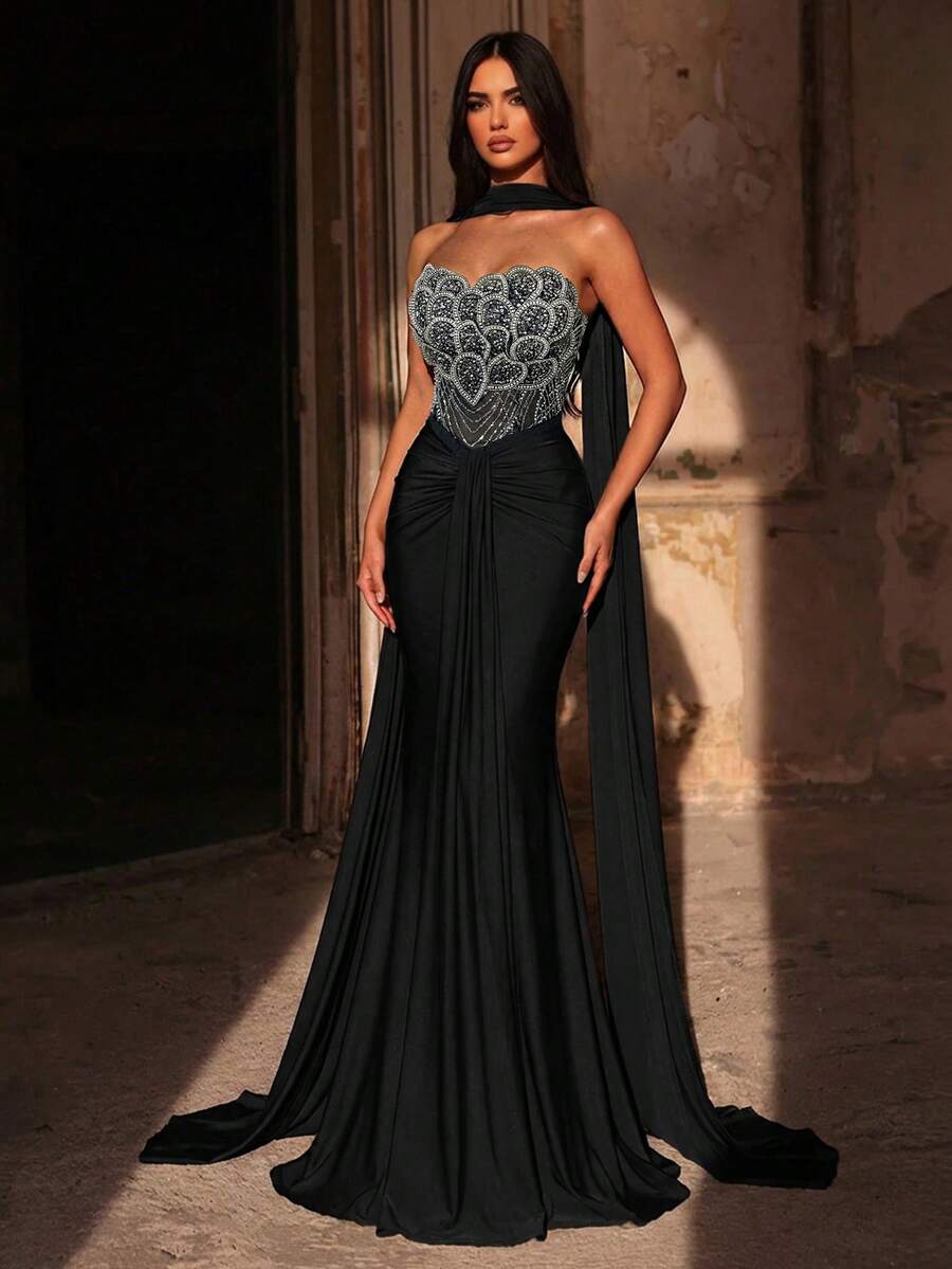 Elegantna luksuzna haljina od elastičnog materijala sa perlicama