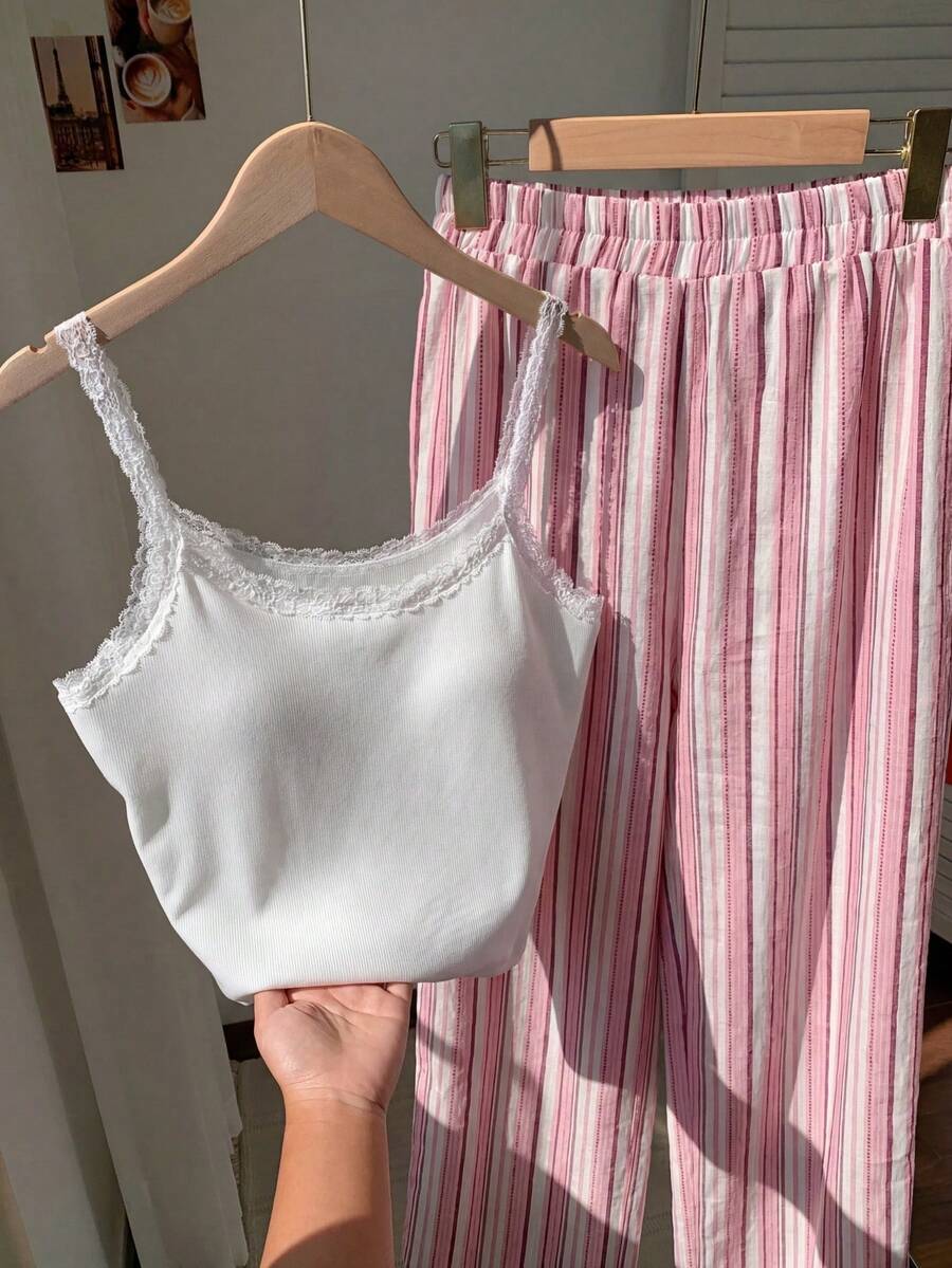 Ženski komplet  Majica sa Čipkastim Rubom i Prugaste Pantalone