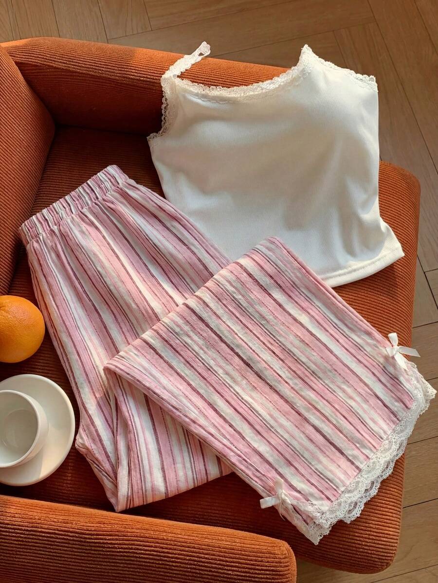 Ženski komplet  Majica sa Čipkastim Rubom i Prugaste Pantalone